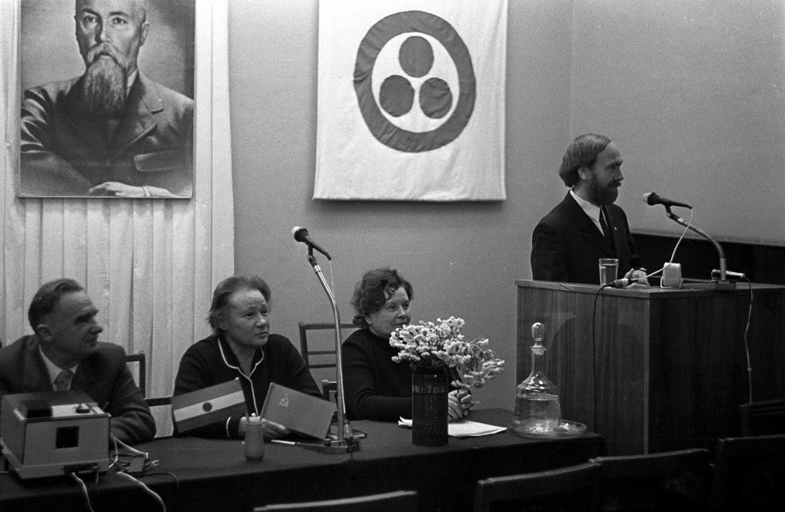   1976 . 